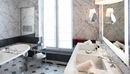La Reserve Paris Room Bathroom