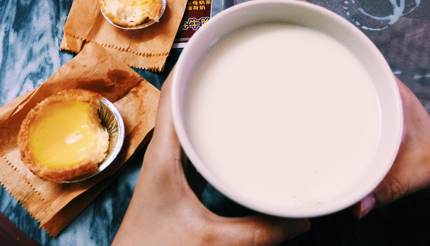 Ginger juice milk curd with egg tarts