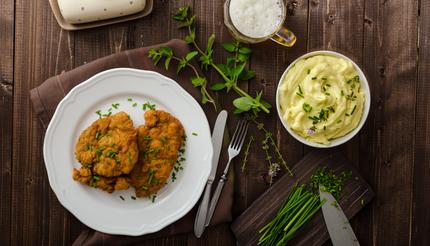 Schnitzel with herbs, mashed potatoes and chives