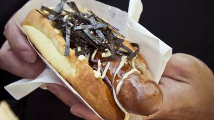 Man holding a japadog