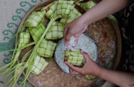 Making ketupat