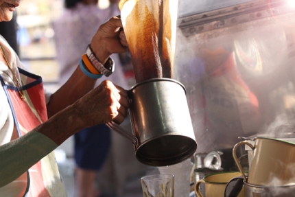 Using a muslin bag to filter kopi