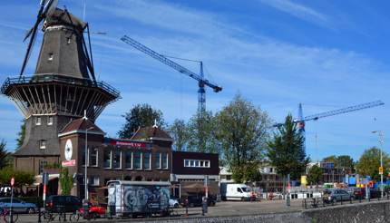 Brouwerij 't IJ framför stadens största väderkvarn