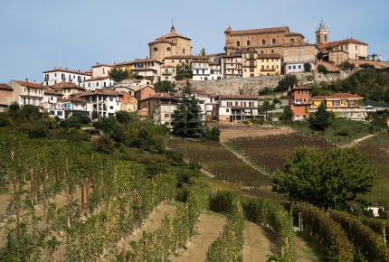 La_Morra_in_the_nearby_Langhe_wine_region_141020132110_DBfW3H