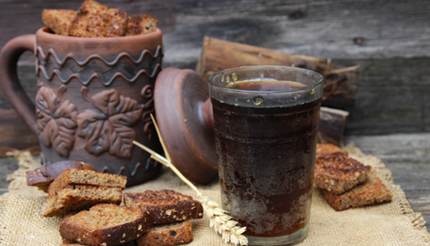 Kvass with rye bread slices around it